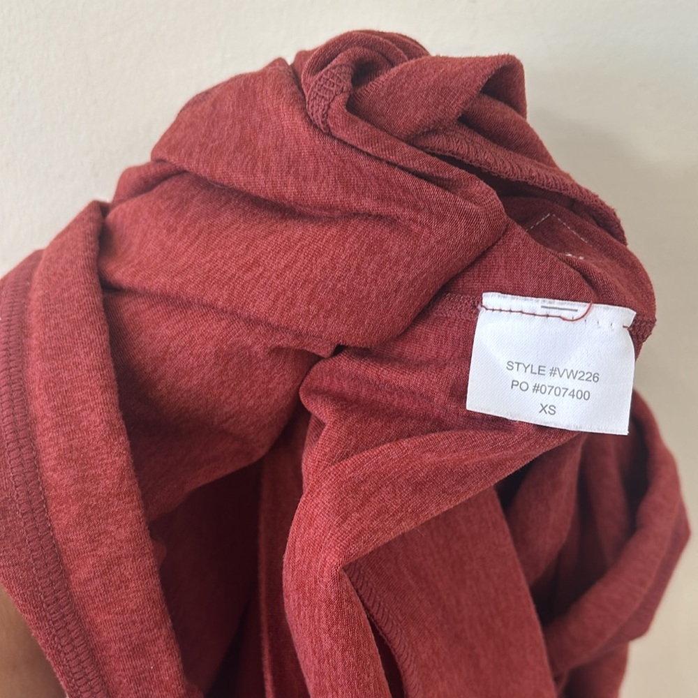 Vuori Halo Essential Hoodie Currant Heather Size XS - Picture 8 of 8